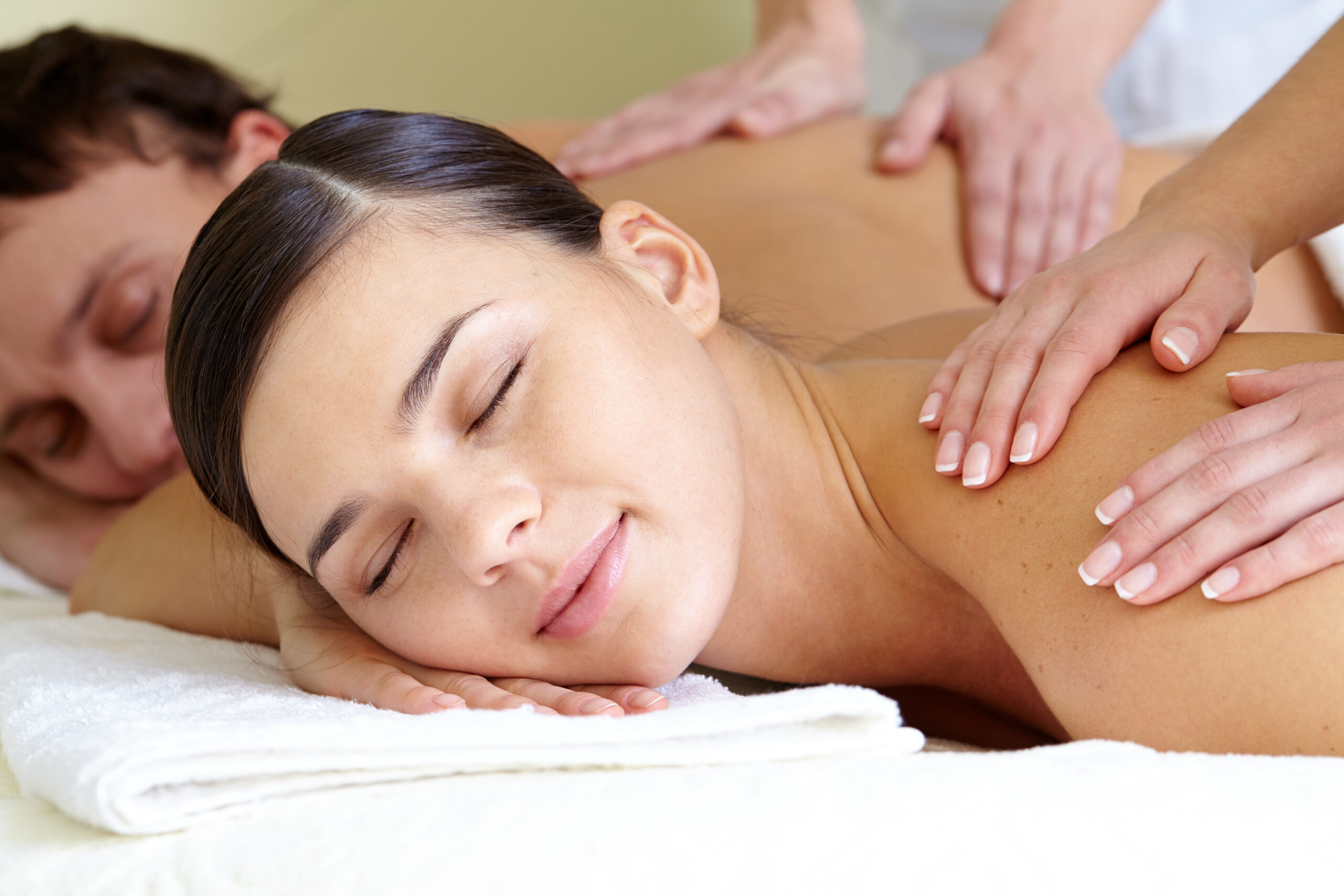 Can massage therapy help improve circulation and reduce pain for people with arthritis?